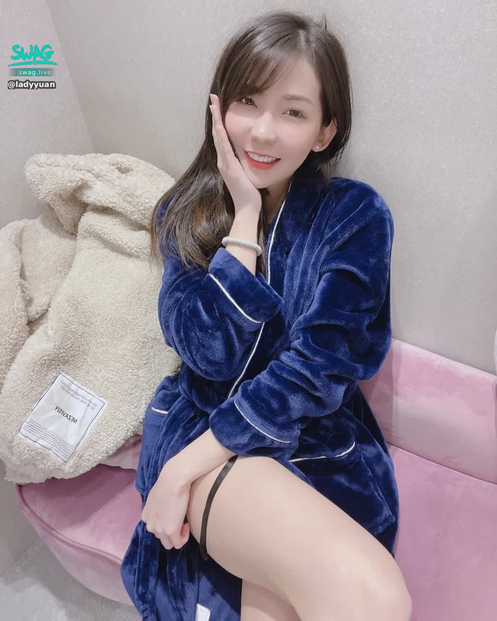 ladyyuan : 在更衣間換睡袍 是不是感覺特別性感🤣Babe喜歡這樣居家美嗎
