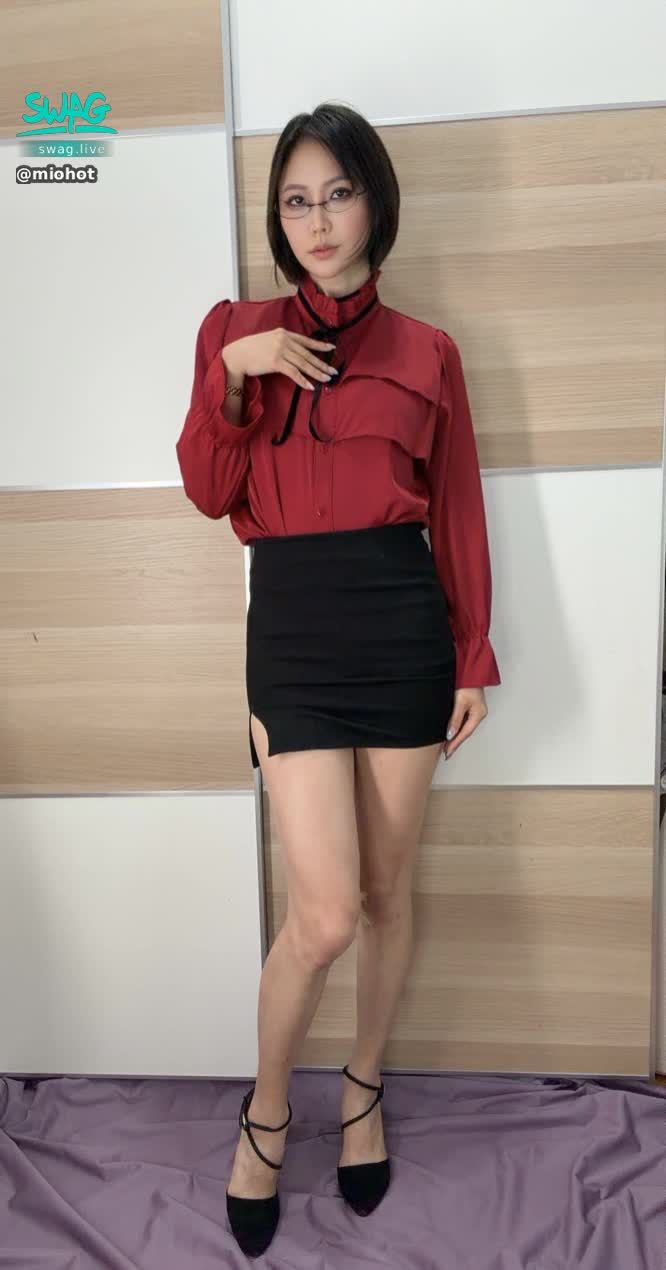 miohot : 紅紅的OL🥰