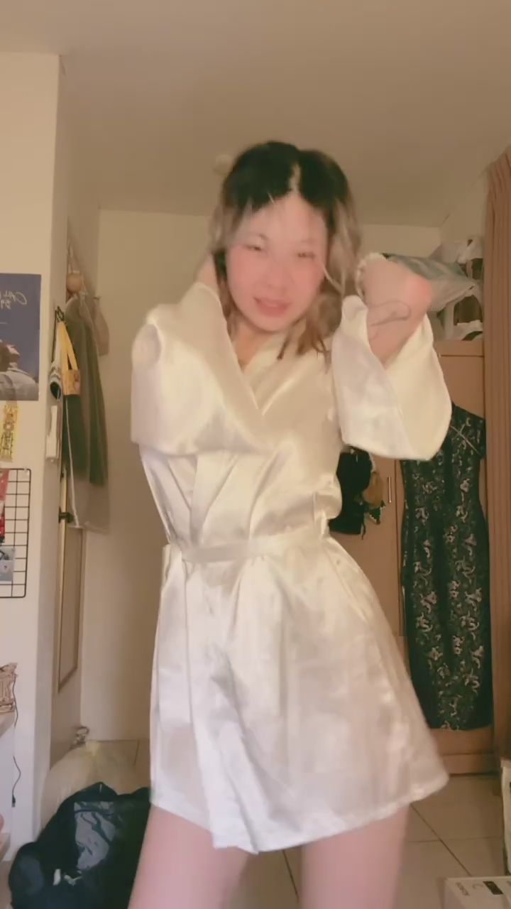 lustine : 半夜睡不著有感而發🫣
今年生日很開心又是跟你們一起度過❤️
翻到菜鳥時期的影片覺得很好笑😂
很多人也是從那時支持到現在
春嬌真的非常感謝你們呦！！！
希望你們繼續支持又老一歲的春嬌🤗

#日常 #性感 #可愛 #生活 #露臉