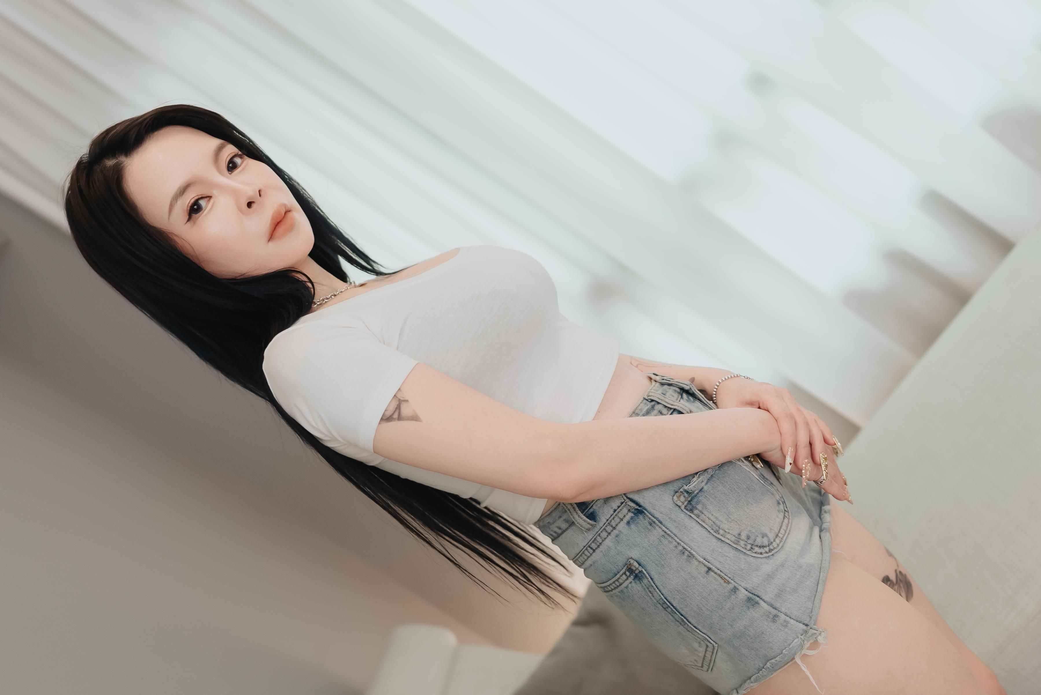  : 女子圖鑑-080- 「被我巧手摸到就興奮起來的你才壞呢」用黏糊糊的揉搓手交來誘惑男性勃起的性慾熟女