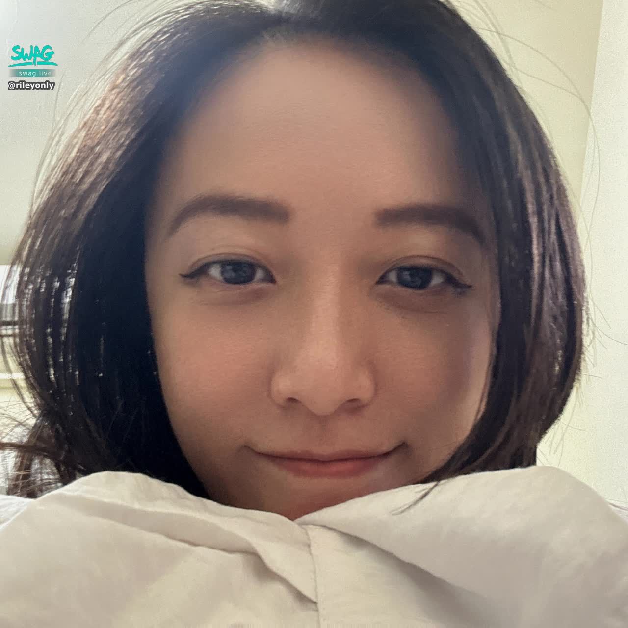rileyonly : 今天加班沒辦法上線 不好意思 😘😘😘😘😘Babe