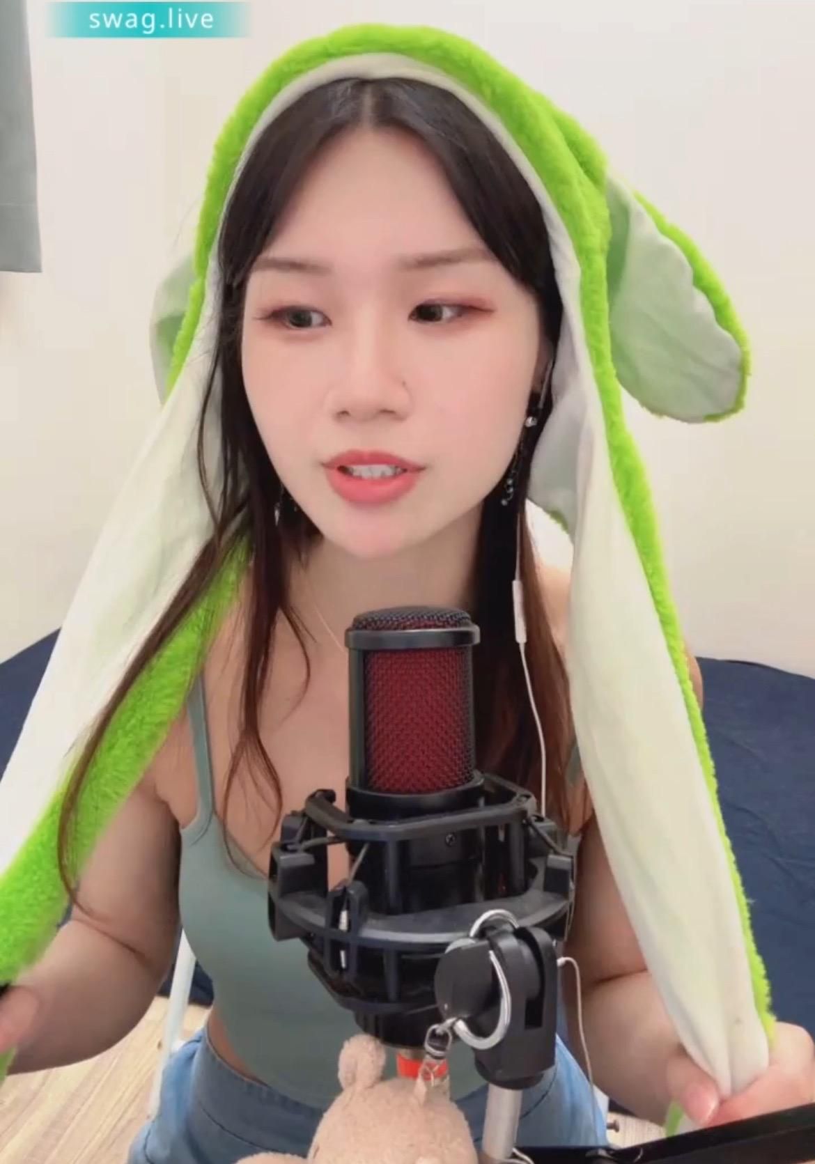 blackcat_meow : 停不下來的可愛互動，這頂帽子太好玩啦！🐸 #可愛 #搞怪 #女友日常