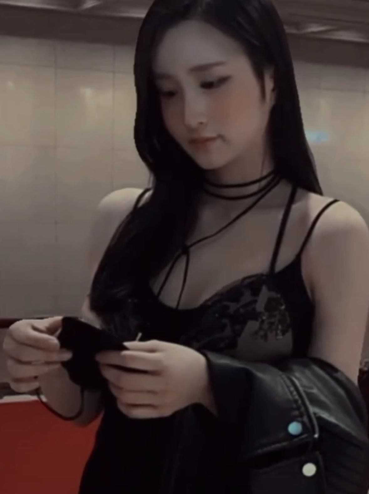  : 不過是一個穿著黑色洋裝的女孩🖤✨愛上了夜晚☺️