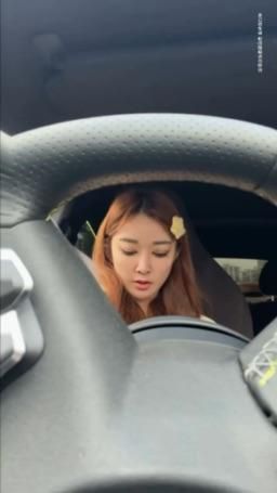 sugercathy : 想坐姊姊的副駕嗎😝來個反差，喜歡清純的我，還是冷豔的我❤️