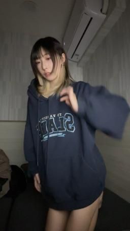 72ee : 聽說你們覺得掀衣服很色？