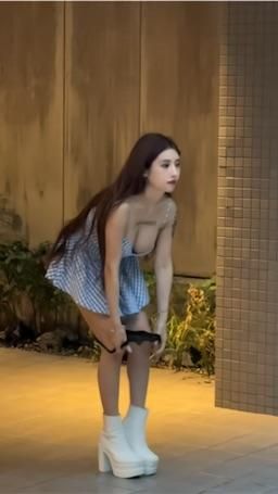 love_520.bebe : 我忘記帶髮圈了😳
Babe 怎麼辦啦…

新人進站記得關注我 💗

#巨乳 #美少女 #小隻馬 #露臉 #戶外