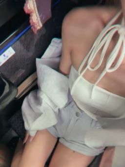 nanababe : 跟家人旅遊在遊覽車上賣騷💗