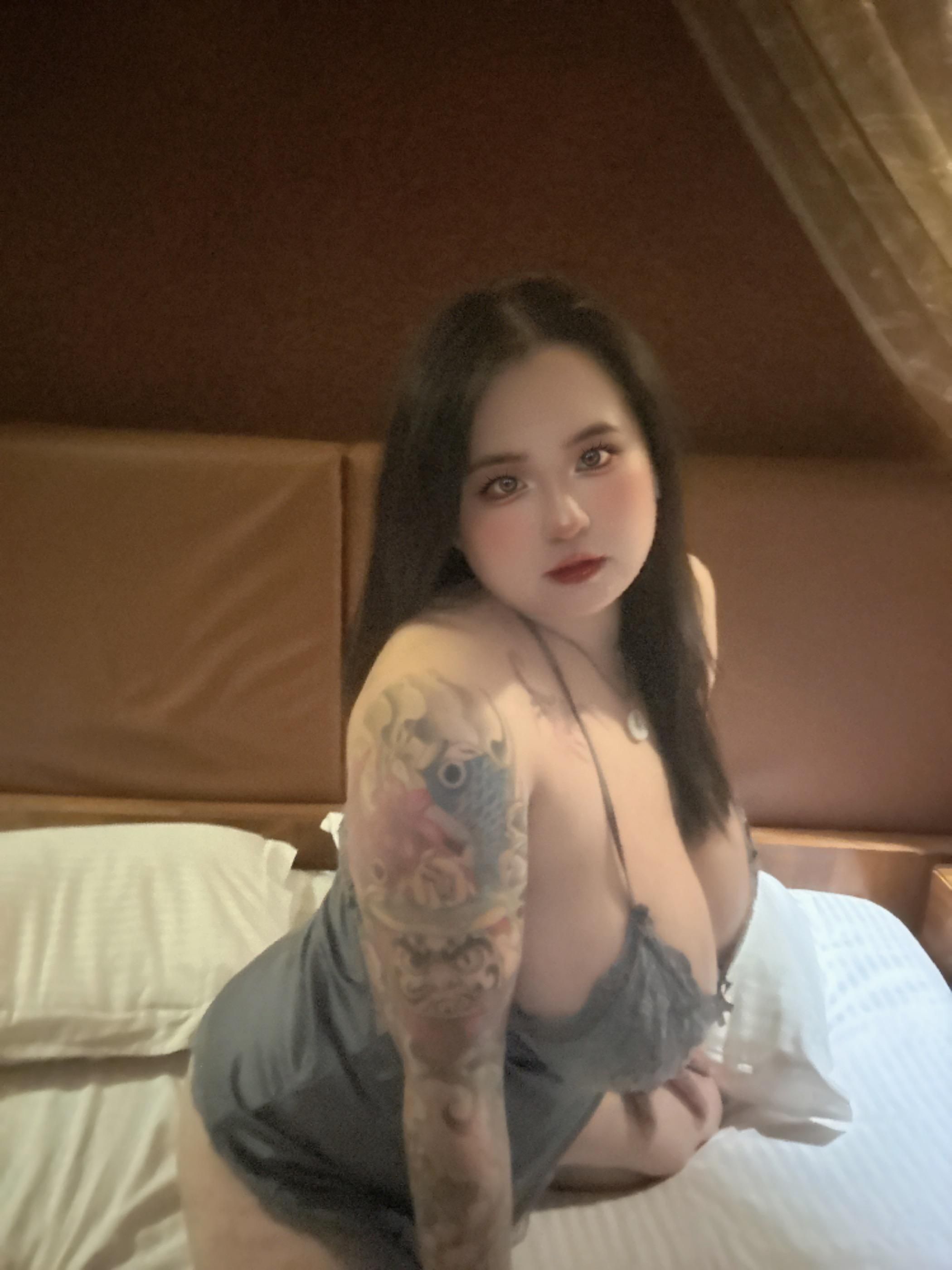 lvy_pei : 吸允大肉棒+軟綿綿的大奶子😈奶泡