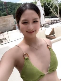 tofu__ : 夏天到了就是要換上Bikini呀🥳
大家也出去玩了嗎～

💚🤎💚🤎