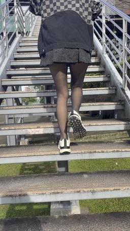 mollywife : 群底都要被看光光了晚上3p唷