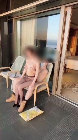  : 风吹过汗湿的肌肤，我们把欲望晒成金色。