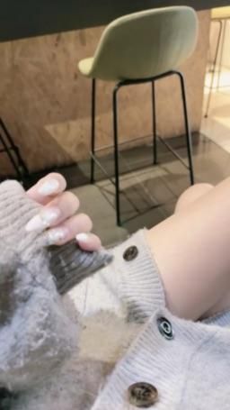 liyeee06 : 跟你們分享我快斷掉的美甲😢😢😢