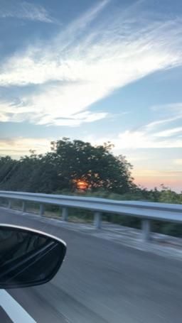 fifibee : ˗ˋˏ ☀ ˎˊ˗
有些黄昏
適合一個人發呆。
看天色從橙红到靛藍
像把一整天的情绪
都酿成了安静。