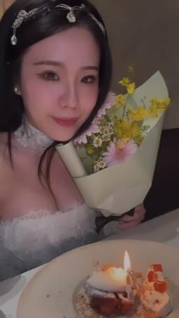 missgina : 愛從來不是獎勵
不是因為足夠優秀才值得被愛
而是剛好有人看見真實的你
然後依然覺得 你很珍貴

本來就值得被堅定的喜歡

我很愛我身邊的人一直都在 我很珍惜
這些已經不是朋友 是家人的人
我愛我姐姐 我愛這些一直都在的你們
成為我的勇氣 讓我堅韌❤️以後也會一直努力的❤️