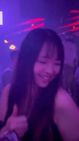 e.e.o.o : 給大家看我在夜店怎麼搖
#性感 #可愛 #日常 #生活 #露臉
