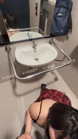 ananjay : 發情母狗x公廁實戰