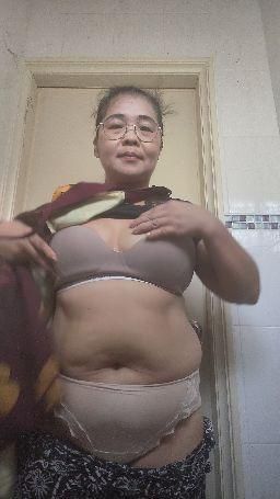 aileencute : 廁所露奶