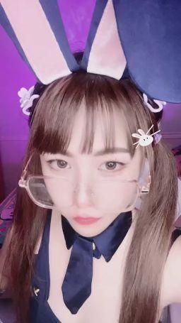zuizui.sxcute624 : 快来看看这只既性感又可爱的小兔子——我正在等你哦。😍