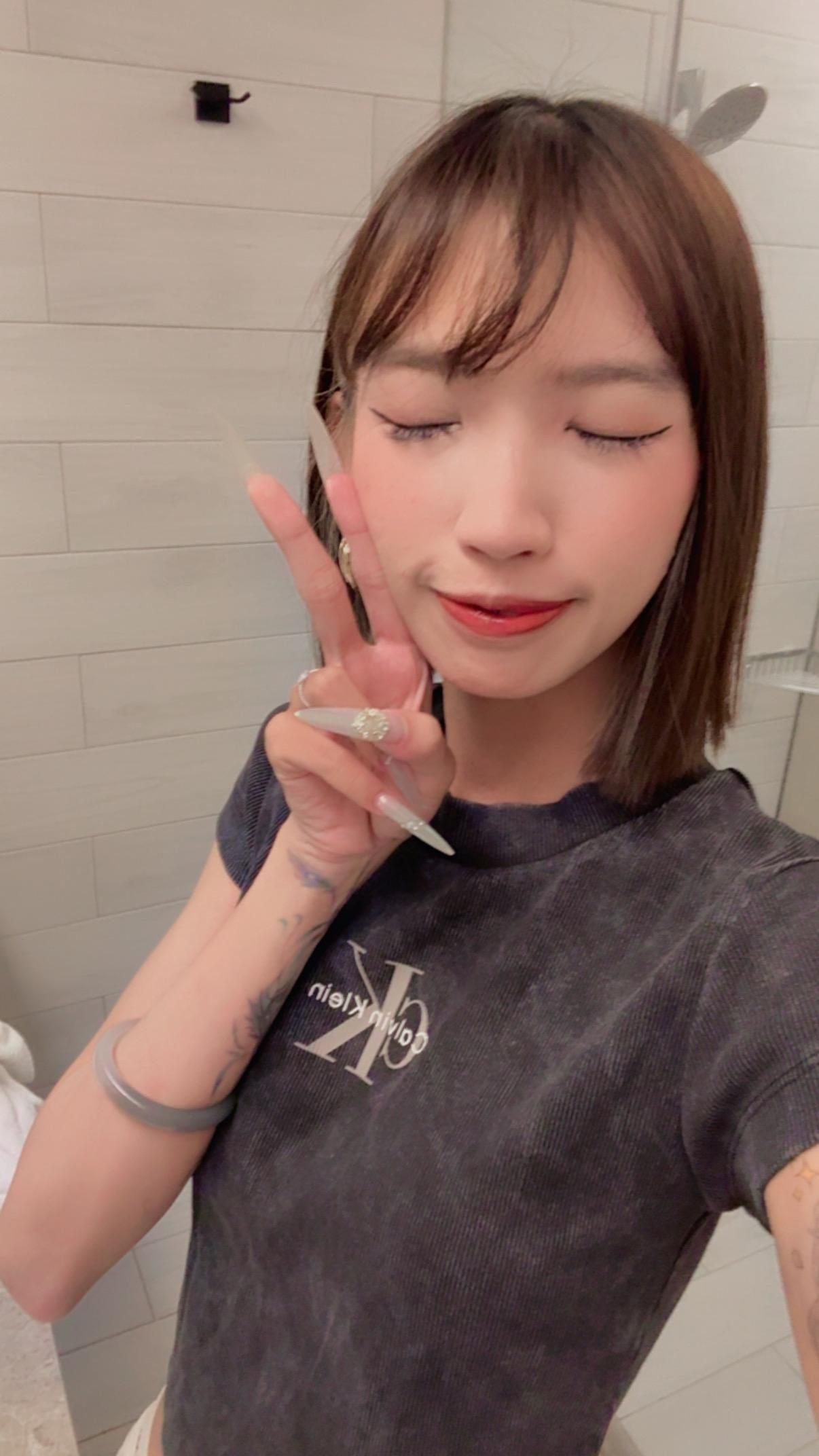 sexyellie : 這眼神和動作的配合，真的讓人無法抗拒...🫦💦 #誘惑 #性感 #深夜福利