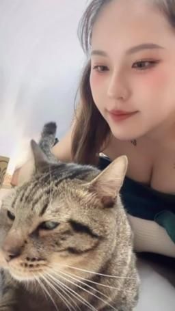 ee971014 : 想跟主子拍張照還得看他心情⋯