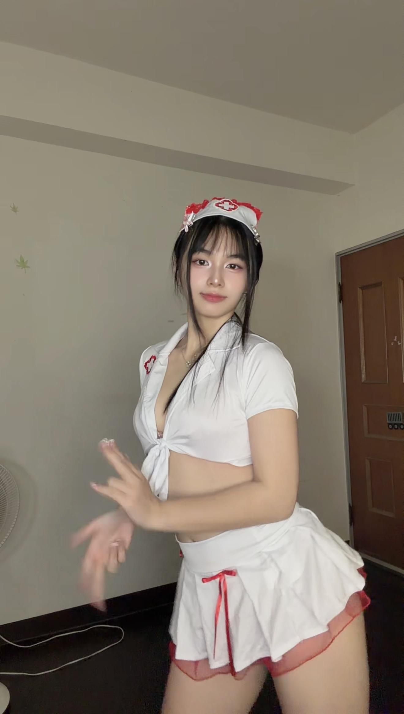 tuantuan_uu : Babe猜猜內褲什麼顏色（好吧可能看得出來 啊不管啦你就猜啦！