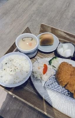 lelelina : 有人會覺得一個人吃豬排飯很奇怪嗎？
我有解鎖一個人唱歌🎤
一個人吃火鍋
一個人吃日料
一個人逛賣場
一個人吃速食餐廳
一個人逛百貨
但是可能是一個人追劇🤭🤭
打完才發現原來好像很常一個人哭哭😅😅😅