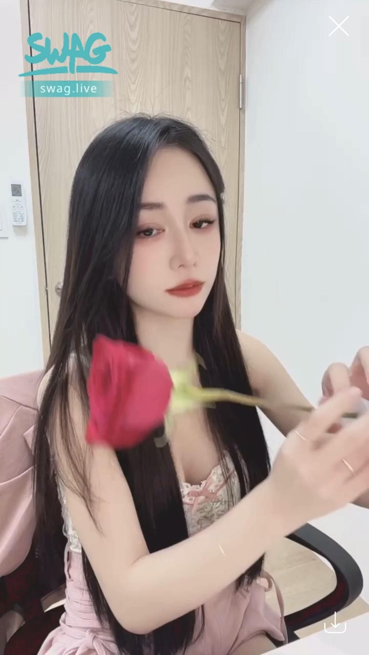 mumupplife : 咬著玫瑰的專屬舞蹈，這節奏你跟上了嗎？🌹✨ #性感 #熱舞 #直播日常