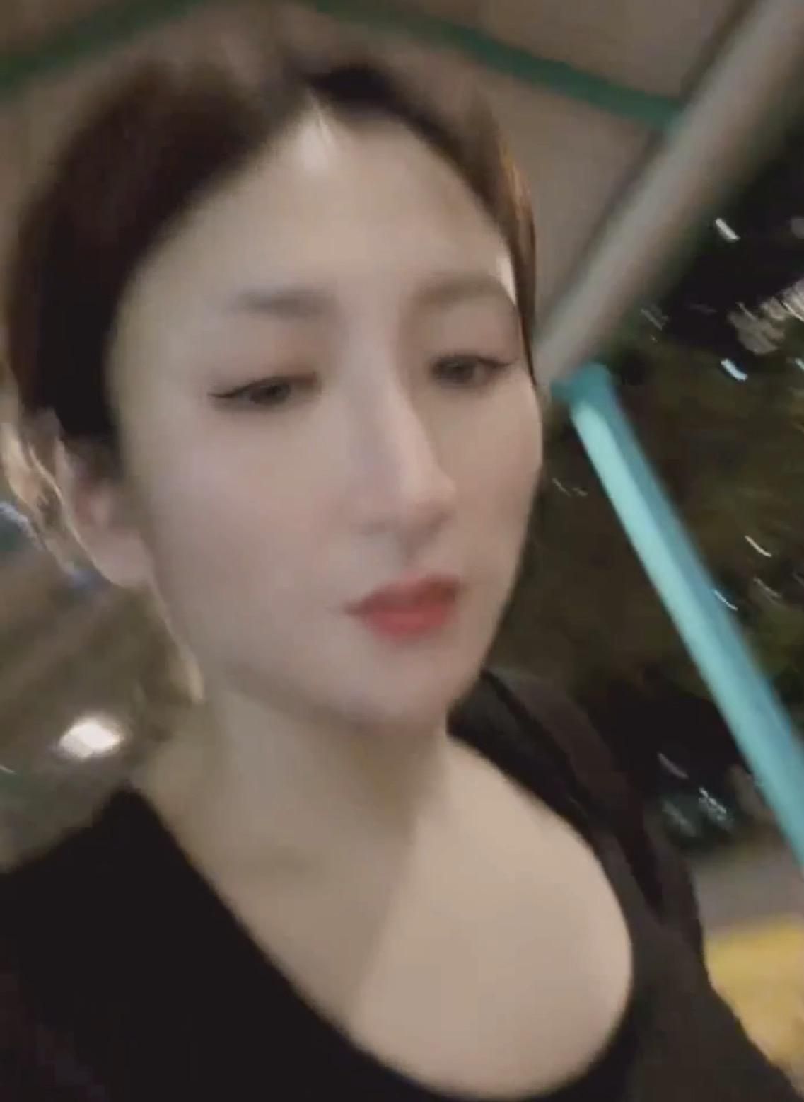  : 深夜的散步時光，低視角跟拍展現迷人身姿... 一起在夜色中漫步吧！🚶‍♀️✨ #男友視角 #夜拍 #戶外 #散步