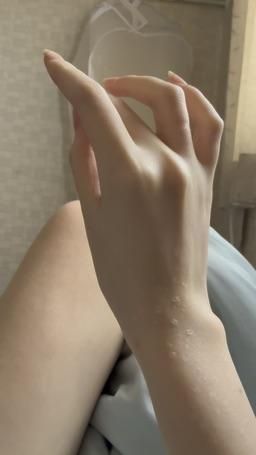 jennyfish3499 : 漂亮手手給你看了 👋🏻
至於鏡頭下面還有什麼……

你自己想 😈💜