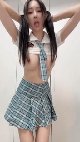 miyukibaby : 百褶裙制服🩵看我火辣身材讓你硬硬了😍🔥🍌