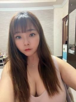 yuyumii : 謝謝每一個願意來直播間陪我的你們 🤍
不管是默默陪伴、聊天互動,還是用行動支持我的人,我都有看到,也很珍惜。
我喜歡直播,是因為可以遇見很多可愛的人,
但也想說一下我的小小原則——
我喜歡有禮貌、懂得尊重彼此的粉絲。
不喜歡一進來就命令、要求一大堆,
更不喜歡把我的付出當成理所當然。
你對我有禮貌、有尊重,
我自然也會更願意跟你互動、陪你聊天 🫶🏻
直播是互相陪伴,不是誰欠誰。
謝謝那些一直都很尊重我的寶寶們,
有你們在,我才會更想好好播下去 🤍✨
