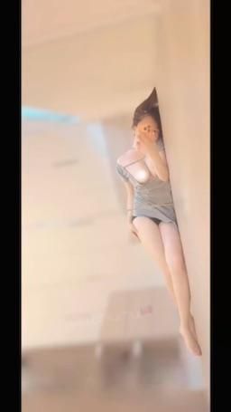 catmumu : 夏季｜【排卵日】｜北部自家內射🏠

剛睡醒
身體裡面感覺..很特別

看了月月備忘錄
原來今天排卵
難怪❤️

馬上有了小心機計劃

到了和室地上滾來滾去
拍了幾段起床畫面
傳賴給男生
干擾上班

但不知道能不能達到效果

果不其然
說晚上要來找我❤️

我趕快整理一下
打掃🧹
倒垃圾
晾衣服
掃地機器人出動

晚上要弄得香香的
但..好像沒有套套了🫢
該怎麼辦呢？

《完整紀錄》
https://fansone.co/post/1865127755