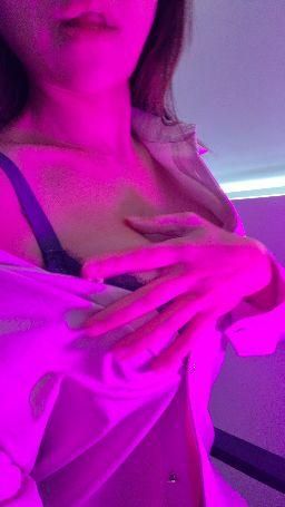 muse_iris0222 : 紫光下的色色誘惑Babe