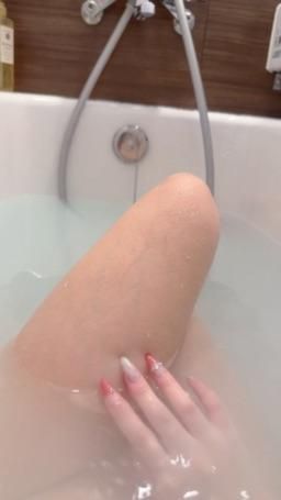 lovelyamber : 全裸無碼泡澡澡自己慰慰好多水💦💦🫣