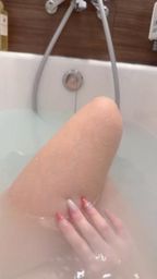 lovelyamber : 全裸無碼泡澡澡自己慰慰好多水💦💦🫣