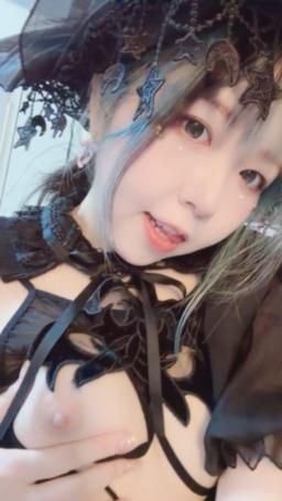 piffydream : 女巫餵Babe吃點草莓🍓🍓這麼粉嫩
喜歡嗎