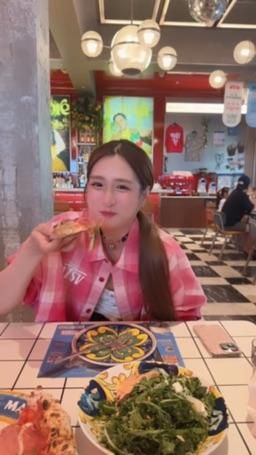 tofu__ : 人生很苦😆所以Pizza要多加點起司～❤️（say cheese～🧀🤣🤣🤣）❤️

#小豆腐 #吃貨 #pizza #很好吃