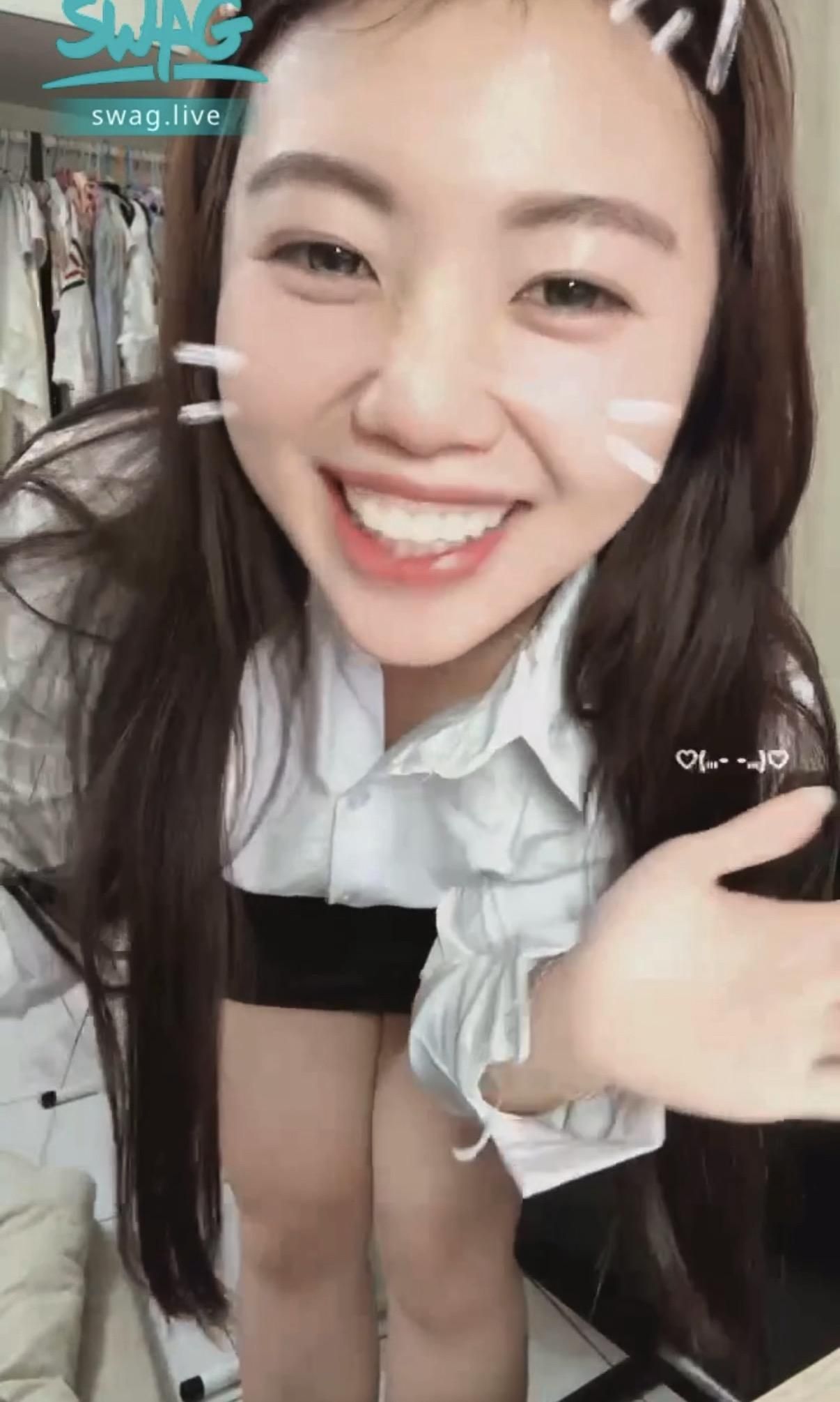 eebaby : 今天的OL裝扮還滿意嗎？最後的飛吻記得收下喔！💋 #OL日常 #窄裙 #穿搭展示