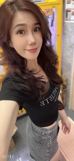 sexy_miya : 今天夾娃娃機店調皮😈😈陪打陀螺
只要兩顆加油彩球可以看我在人超多的地方挑戰😆😆
我超緊張🙈🙈