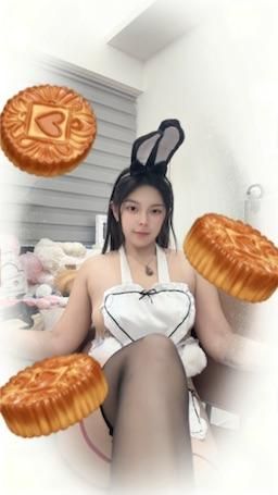 dandanburgerking : 玉兔戴上毛茸茸兔兔奶夾！中秋直播現場直擊