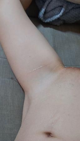  : 趴在沙發上看A片不知道自己的淫水已經流出來了😂😂 
在家真的不可以每天光著身體了.. 又要清理了🫠
