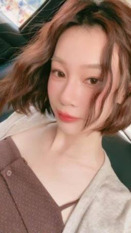 olivia__ : 一早就被抓來變漂亮了✨
難得一見的捲捲果上線👩🏻‍🦱🤎
先給你們偷看一點點👀
別急～這只是前菜😈
完整版果果晚點出場♡