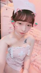 sexylinli : Babe小護士來報到啦 🩺🤍
今天是哪位不乖的病人需要我照顧呀~
先乖乖躺好,不可以亂動♡
讓我靠近一點幫你檢查看看…
心跳這麼快,是生病了,還是看到我害羞啦 🙈💕