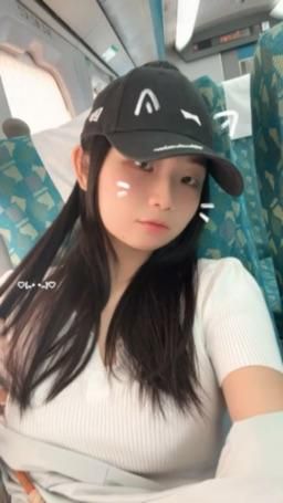 ivyivy0918 : 又要北上工作搬磚囉…>_<…
明明就大素顏
但是Swag特效幫我磨皮小頭用好用滿
變成一隻圓臉加菲貓（圓臉是我的問題謝謝）