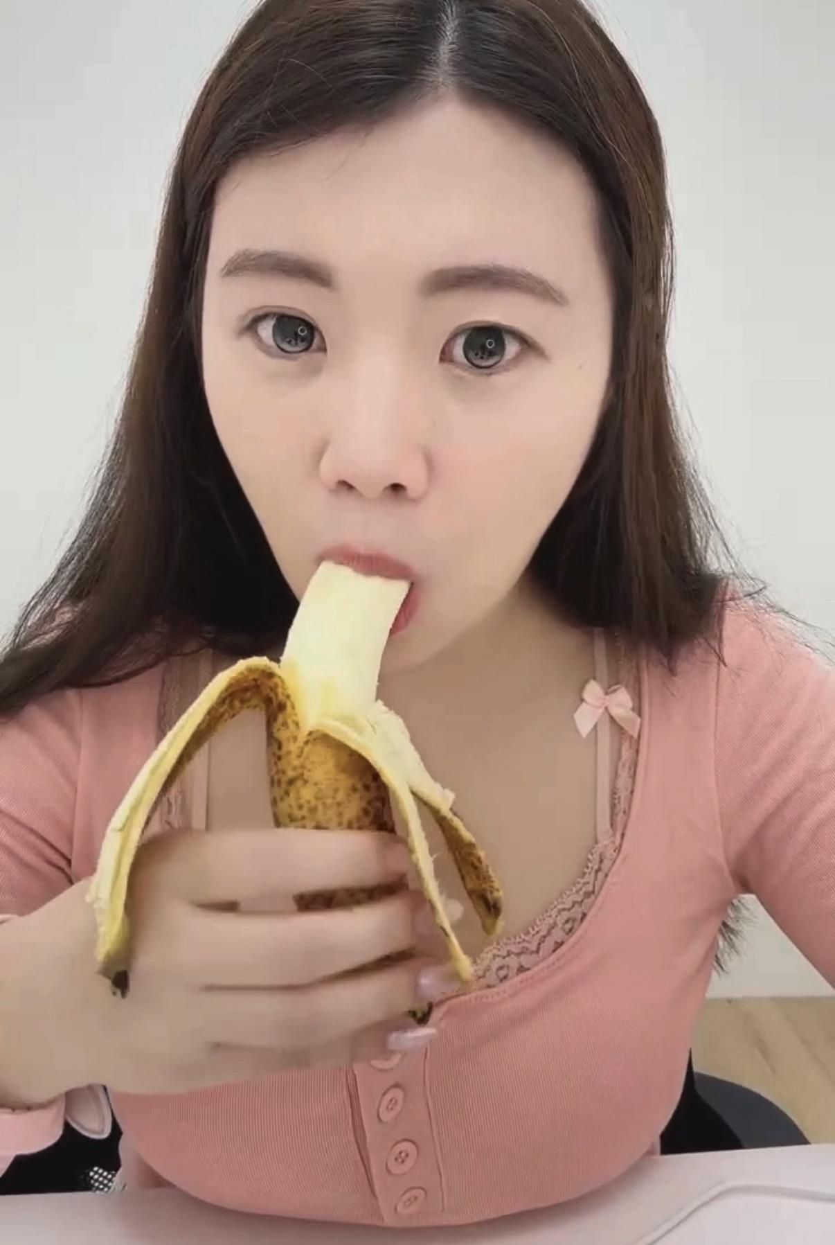 eebaby : 開播4小時有2小時在吃？🍌❤️ #吃播 #誘惑視角 #深夜福利