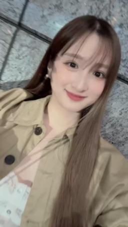 tofu__ : 花花很漂亮吧～💐
但你們Babe的眼睛應該是看我吧？😝💗