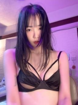 dreamyloli : 用手不斷磨蹭小穴好興奮