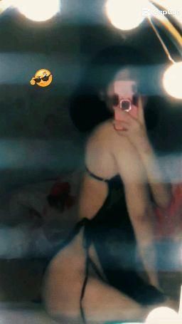 yeuyeu2203 : Do you prefer me with short hair or long hair? Wearing a dress, or naked?