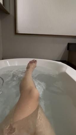  : Babe一起來玩水囉💦😊💖
這次換了更大的浴缸房型🛁
特別每次只要是拍攝工作全身都會好酸
畢竟要做出各種不符合人體工學的姿勢🫠
工作時真的越來越捨不得自己住不好
你捨得嗎😌