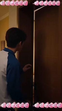  : 巨乳母親被同學肏爆(上)：被同學覬覦的豐腴人妻，師生禁忌與母子淫亂交織上演喉吞精，反差調教變母狗！ 禁忌母子與師生局，刺激拉滿，滿滿肉戲尻槍神劇！(AI生成)